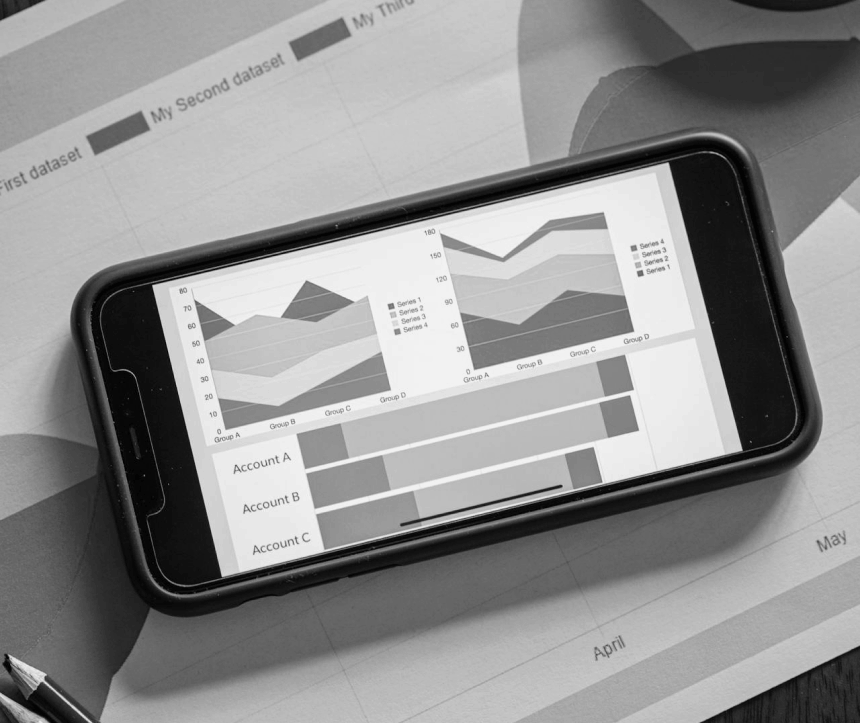 gráficos de web analytics na tela de um smartphone