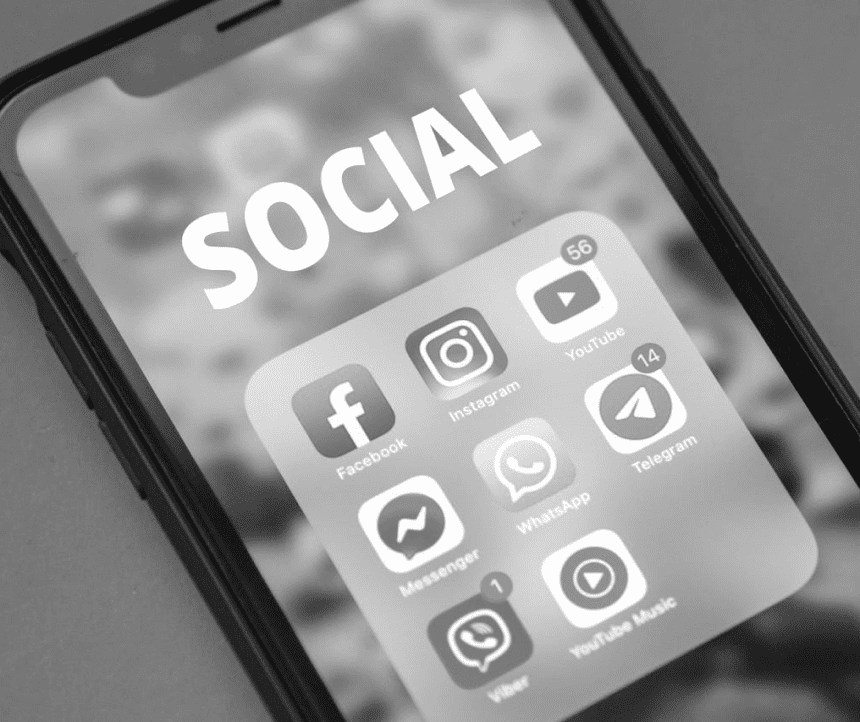 smartphone com vários aplicativos de redes sociais